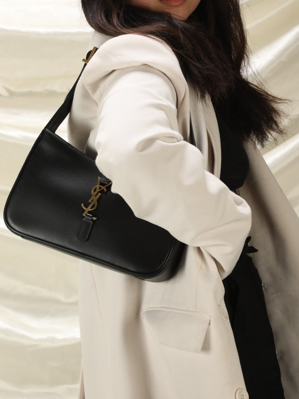 Saint Laurent Le 5 a 7 Hobo Bag in Patent Leather - Black - Women