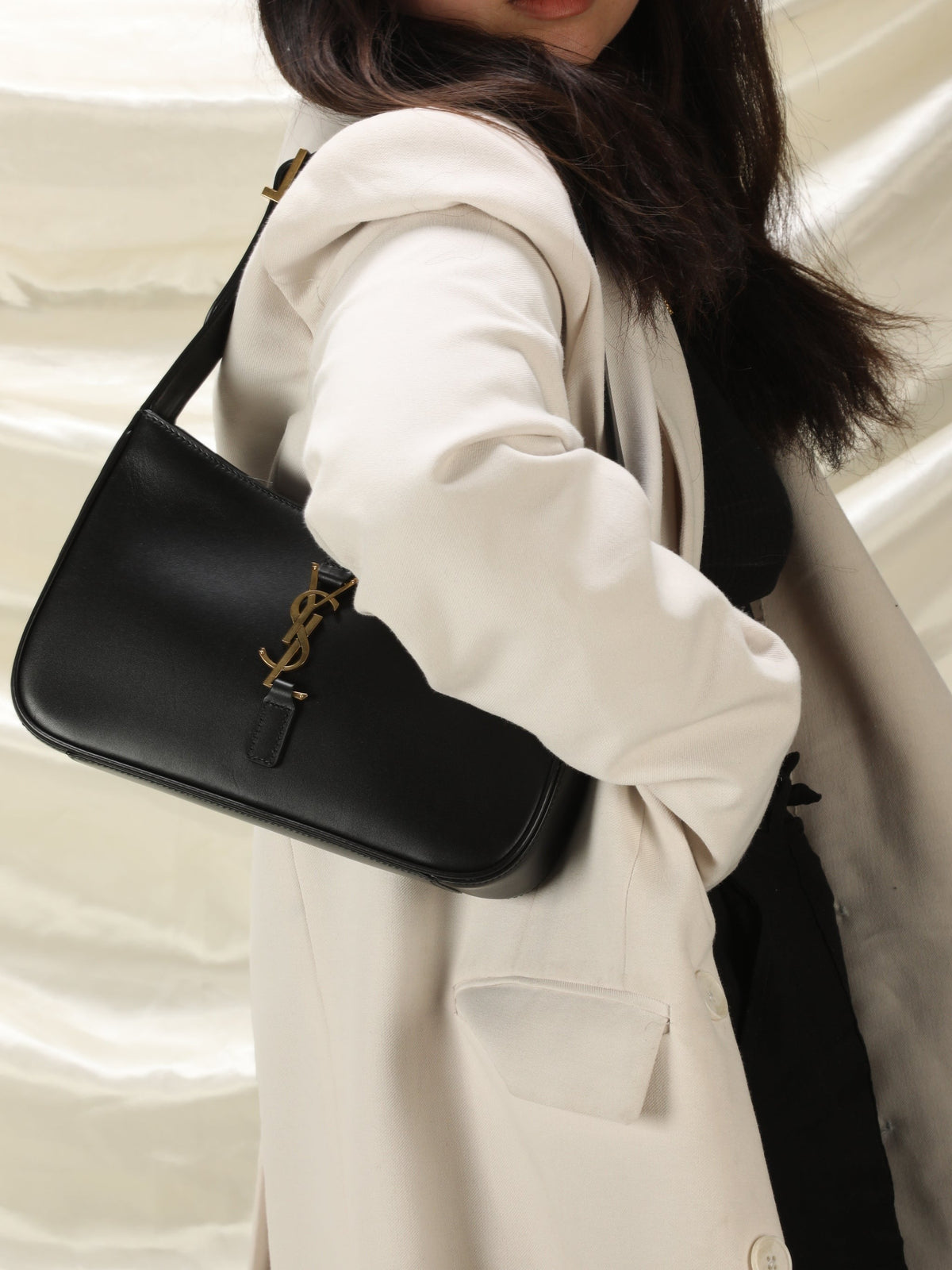Saint Laurent Le 5 a 7 Hobo Bag in Patent Leather - Black - Women